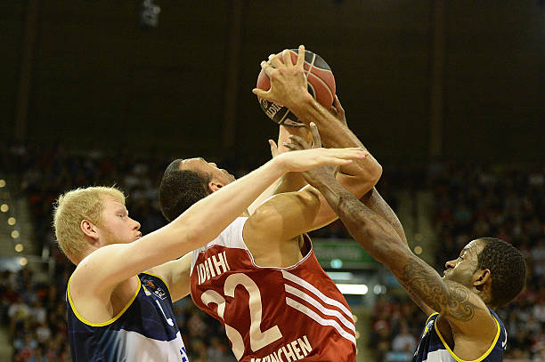 某地每年举 某地每年举